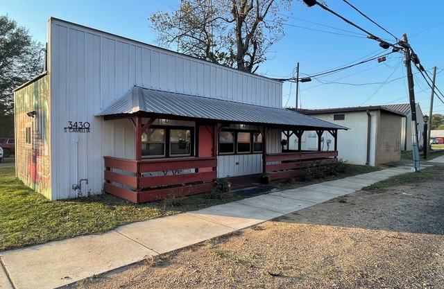 Cozy studio apartment in welcoming Lockesburg with WiFi, AC and no cleaning fee