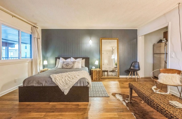 Cozy Studio for 2, Highly Walkable + Close to DT!
