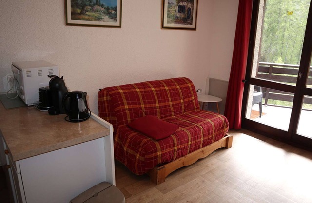 Cozy Studio for 4 near Slopes with Balcony, Ski Locker, Dishwasher, and Laundry Facility