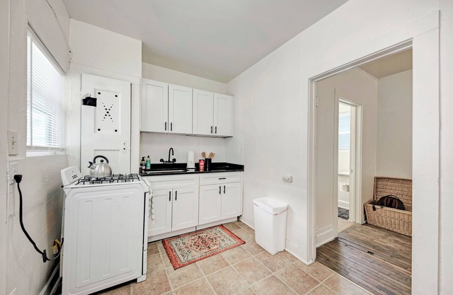 Cozy studio in charming Austin with WiFi, AC