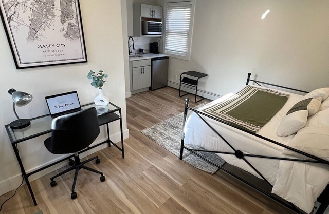 Cozy studio in Downtown Jersey City with WiFi, minutes to PATH
