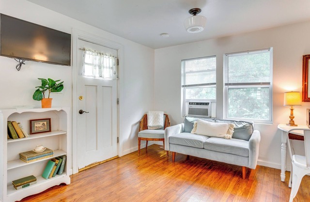 Cozy Studio in Heart of OKC Plaza District!