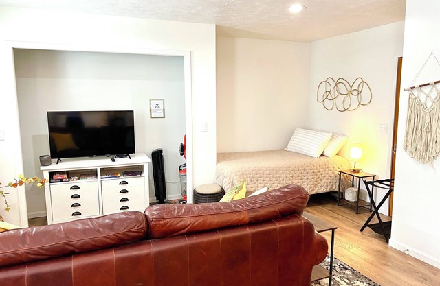 Cozy Studio in Norton Shores, walking distance to Maranatha and to Lake Michigan