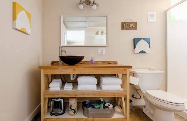 Cozy studio just outside of downtown with garden and mountain views