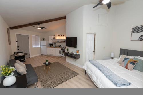 Cozy Studio King Bed Apt - Close to the Gardens