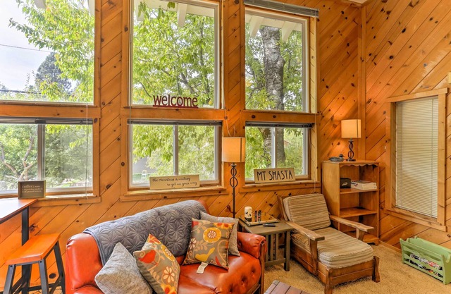Cozy Studio Near Hiking & Skiing, Walk to Downtown