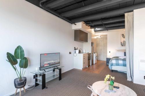 Cozy Studio - Private Balcony Bath and Tub