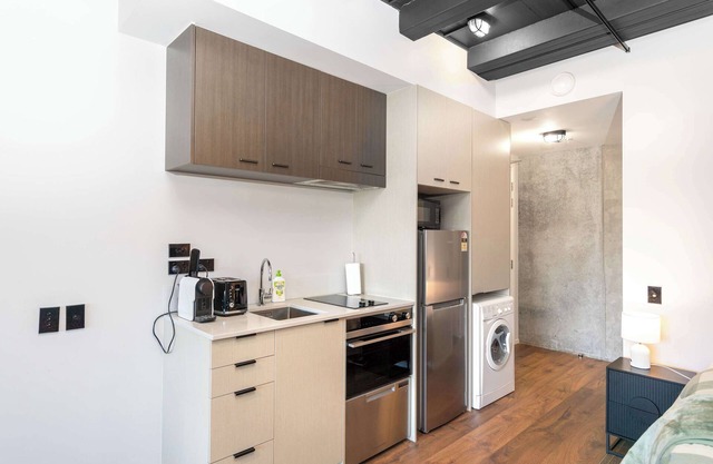 Cozy Studio - Private Balcony, Bath and Tub