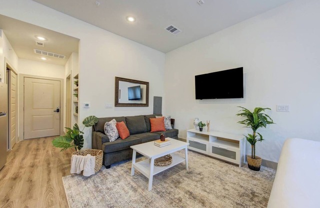Cozy studio, ready to host the next couple or solo travelers adventures in west Houston