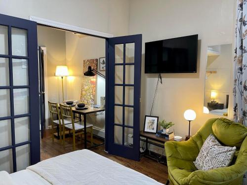 Cozy Studio Staycation - Brooklyn close to Train stations