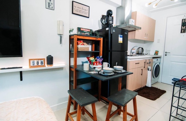 Cozy Studio w/ Balcony, PS4, FREE pool access, baby friendly
