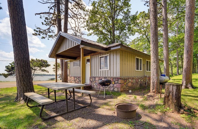 Cozy Studio w/ Community Docks in Stone Lake!