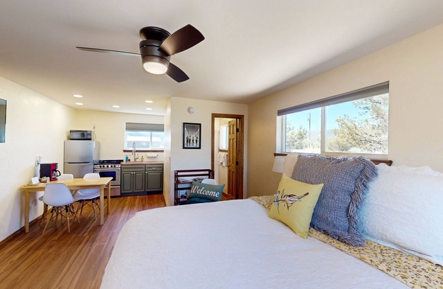 Cozy studio w/ nearby hiking & biking trails, free Wifi