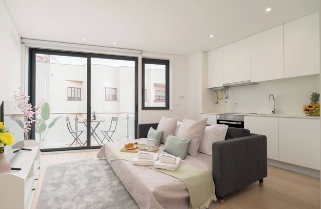 HostWise – Cozy Studio w/ Balcony and Garage