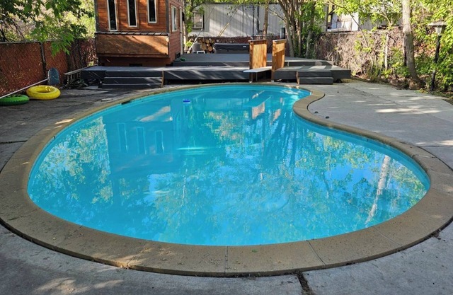 Cozy Studio with a large deck shaded by trees. Access to the pool and hot tub.
