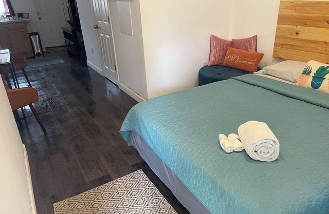 Cozy studio with AC and WiFi in historic South Philadelphia