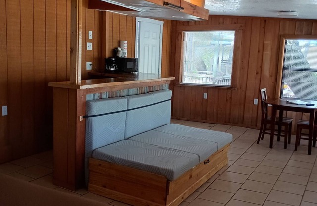 Cozy studio with AC, fitness room, WiFi in charming Mayo