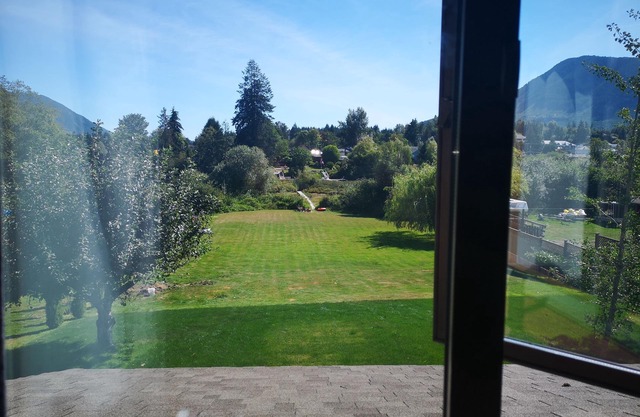 Cozy studio with WiFi and AC in charming Lake Cowichan.