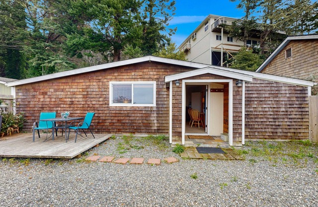 Acogedor, perro-friendly estudio con vistas parciales al mar y patio cerrado!