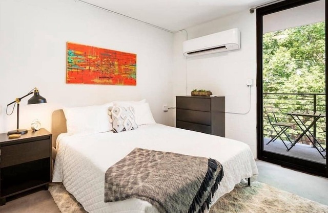 Cozy Studio with Queen Bed, City Walkable!