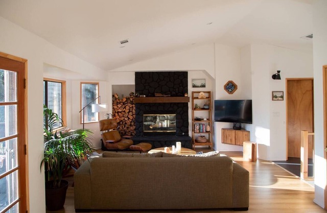Cozy & Stylish Modern Mountain Retreat. Dog Friendly! Close to Trails & Lake.