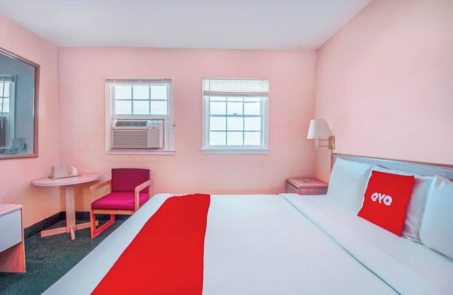 Cozy Suburban Room w/ King Bed + Mini Fridge for Ultimate Relaxation