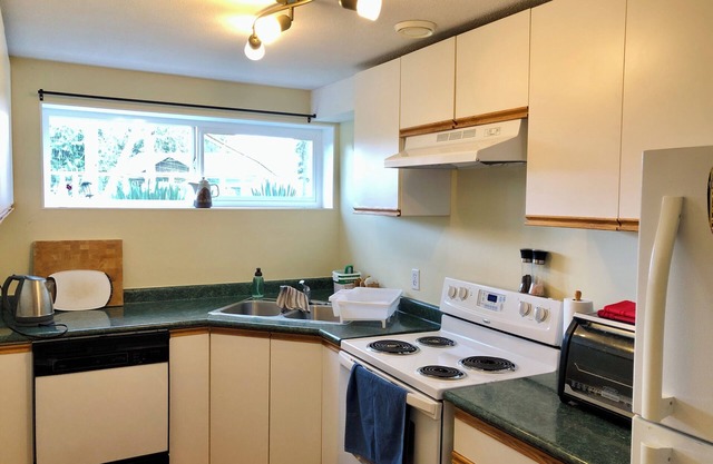 Cozy Suite by the Lake + Breakfast!