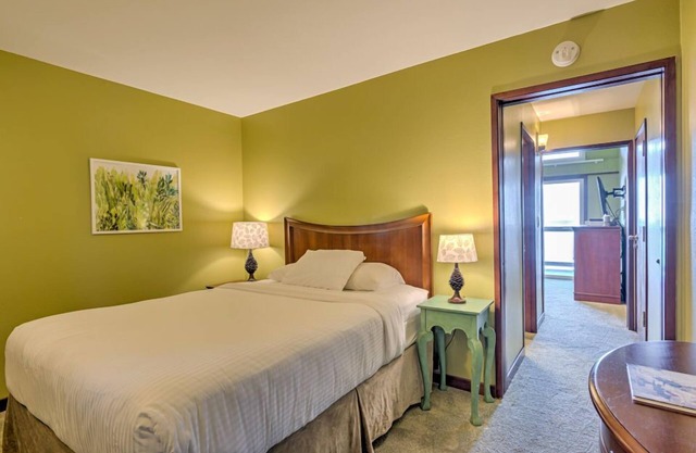 Cozy Suite w/Panoramic Ocean Views | Queen Bed