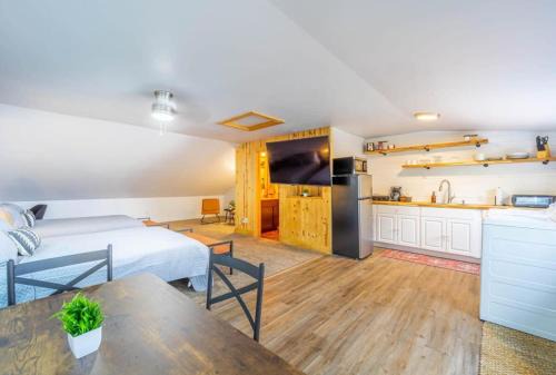Cozy Suite w Stunning Lake Views at Fife Lake Lodge