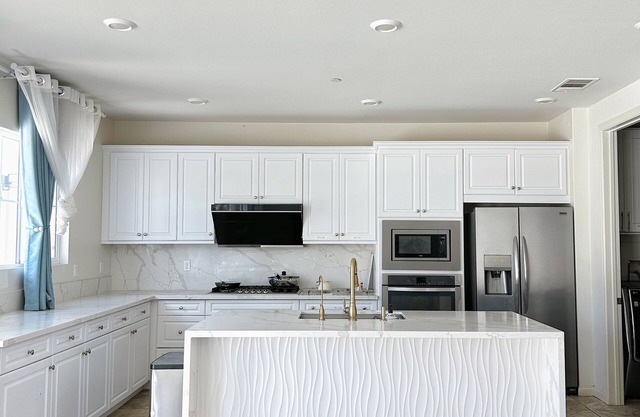 Cozy suite with private bathroom, spacious walk-in closet in charming San Diego