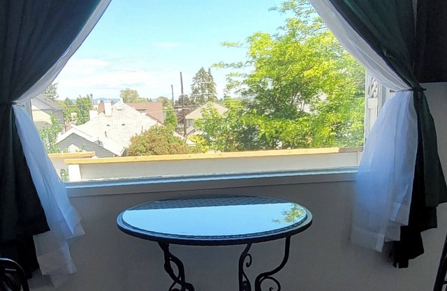 Cozy suite with private entrance, 5 minutes from downtown.