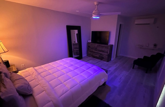 Cozy suite with private entrance!Brand New!! Ac,WiFi, soundbar,55' Tv and more!