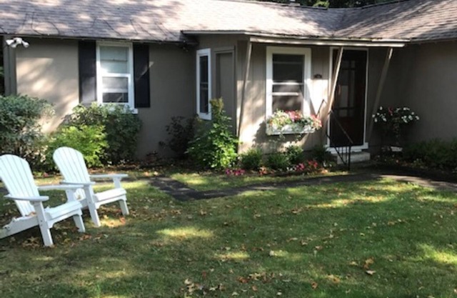 Cozy Summer Cottage - great central location!!