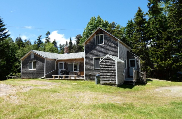 Cozy summer retreat with private deck near Acadia National Park and Bass Harbor