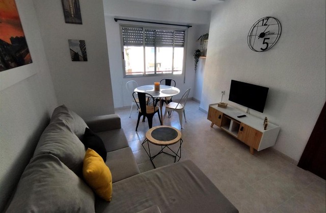 COZY&SUNNY FLAT NEAR DOWNTOWN! LOCAL NEIGHBORHOOD!