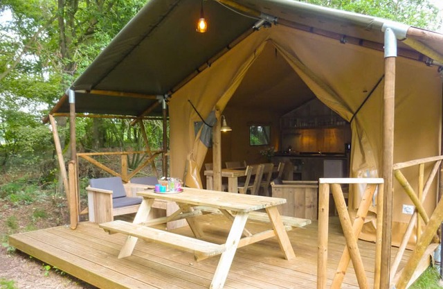 Cabaña acogedora con microondas en un parque de vacaciones cerca de tres parques nacionales