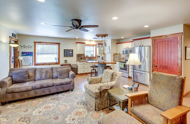 Cozy Texas Retreat w/ Patio, Fire Pit & Grill!
