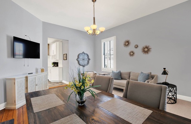 Cozy Three-Bed Apartment Steps to Thomas Square