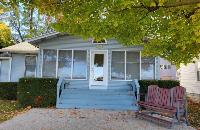 Cozy three-bedroom cottage perfect for a lakeside get-away