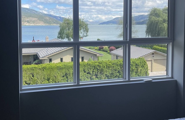 Cozy Three Bedroom Townhouse with Lake Views