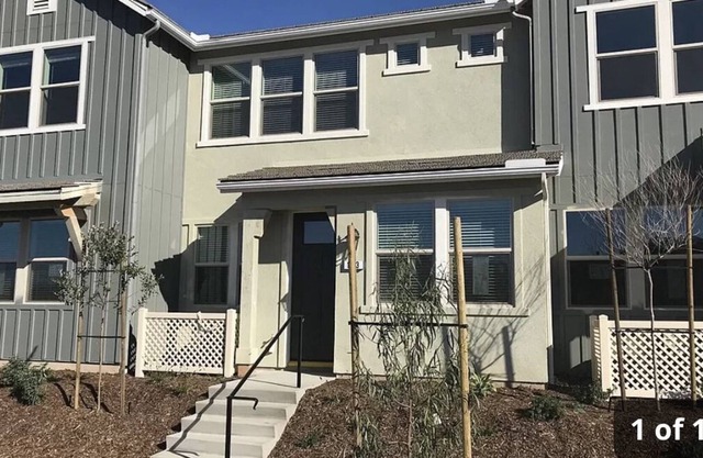 Cozy Three Bedroom Townhome w/near by shopping center.