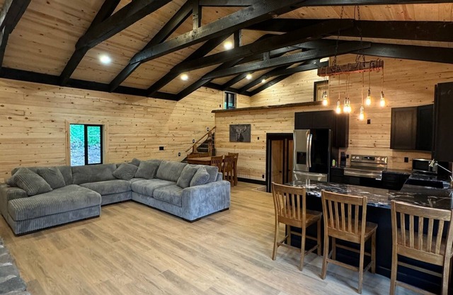 Cozy Timber Cabin 13 miles to Yellowstone National Park!