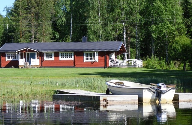 Cozy timber lodge on a huge lake property