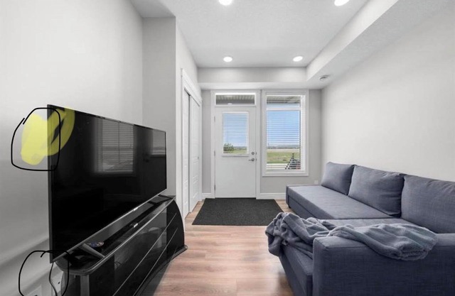 Cozy & Tiny 1 Bedroom suite with dedicated parking