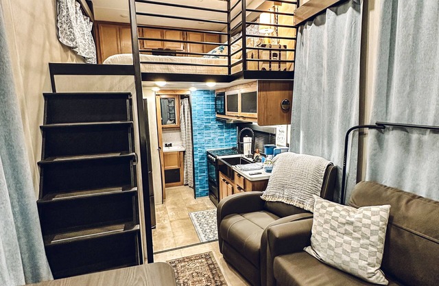 Cozy Tiny Home in Pleasant Springtown Texas with WiFi, AC, Full Kitchen