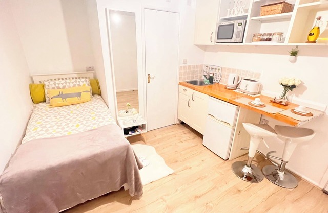 Cozy Tiny House Room with Private Bathroom near Elizabeth Line Woolwich Station