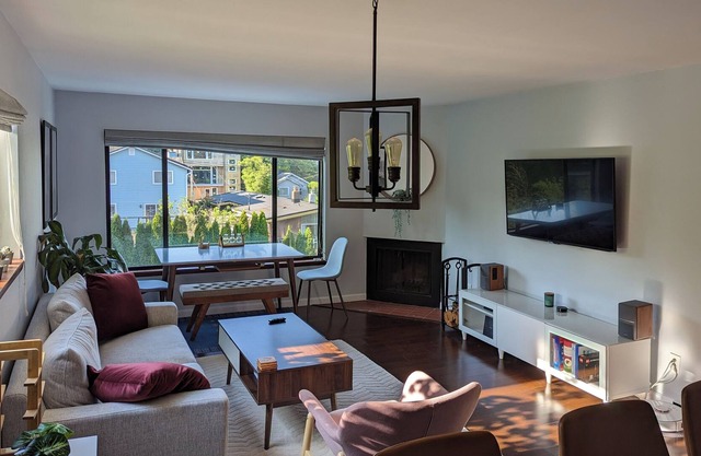 Cozy Top Floor Corner Apartment w Office in Maple Leaf Neighborhood
