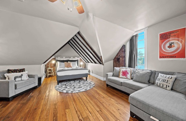 Cozy Top-Floor Retreat in the Heart of Louisville!
