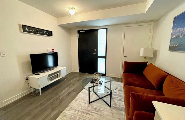 Cozy Toronto Townhouse, Walking Distance To Shops and TTC Friendly!