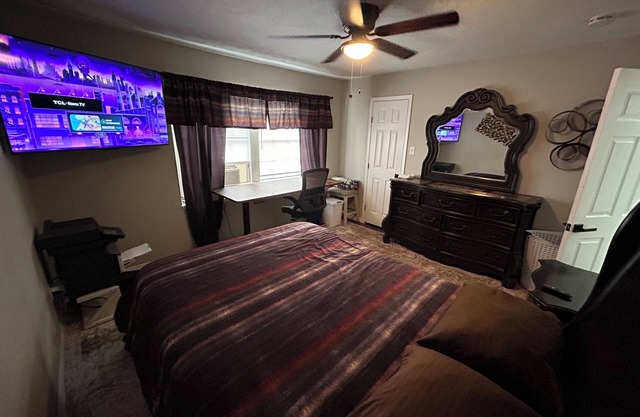 Cozy Townhome 4 miles from IAH